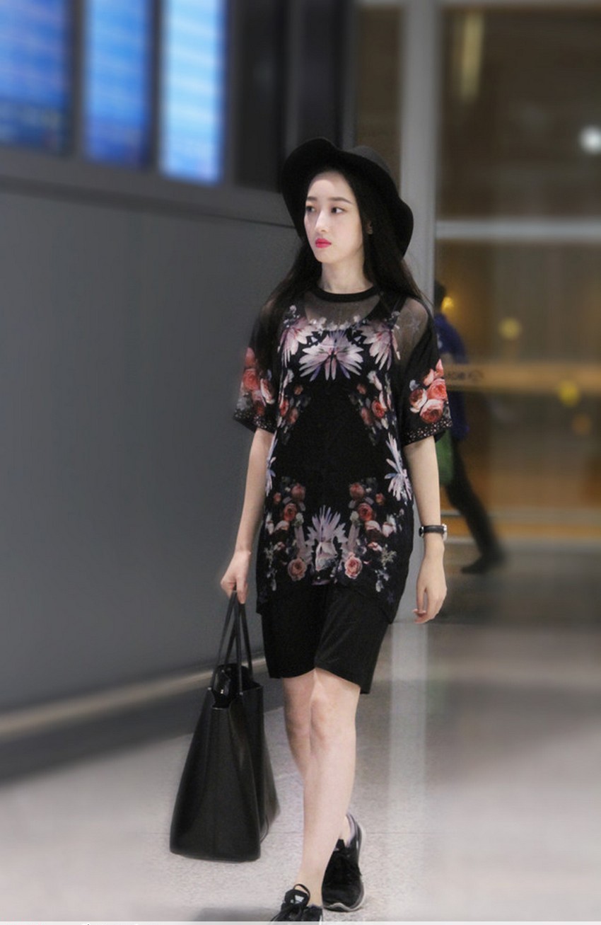 蒋梦婕回眸浅笑，裙上花枝蔓延，尽显动态的温柔与灵动