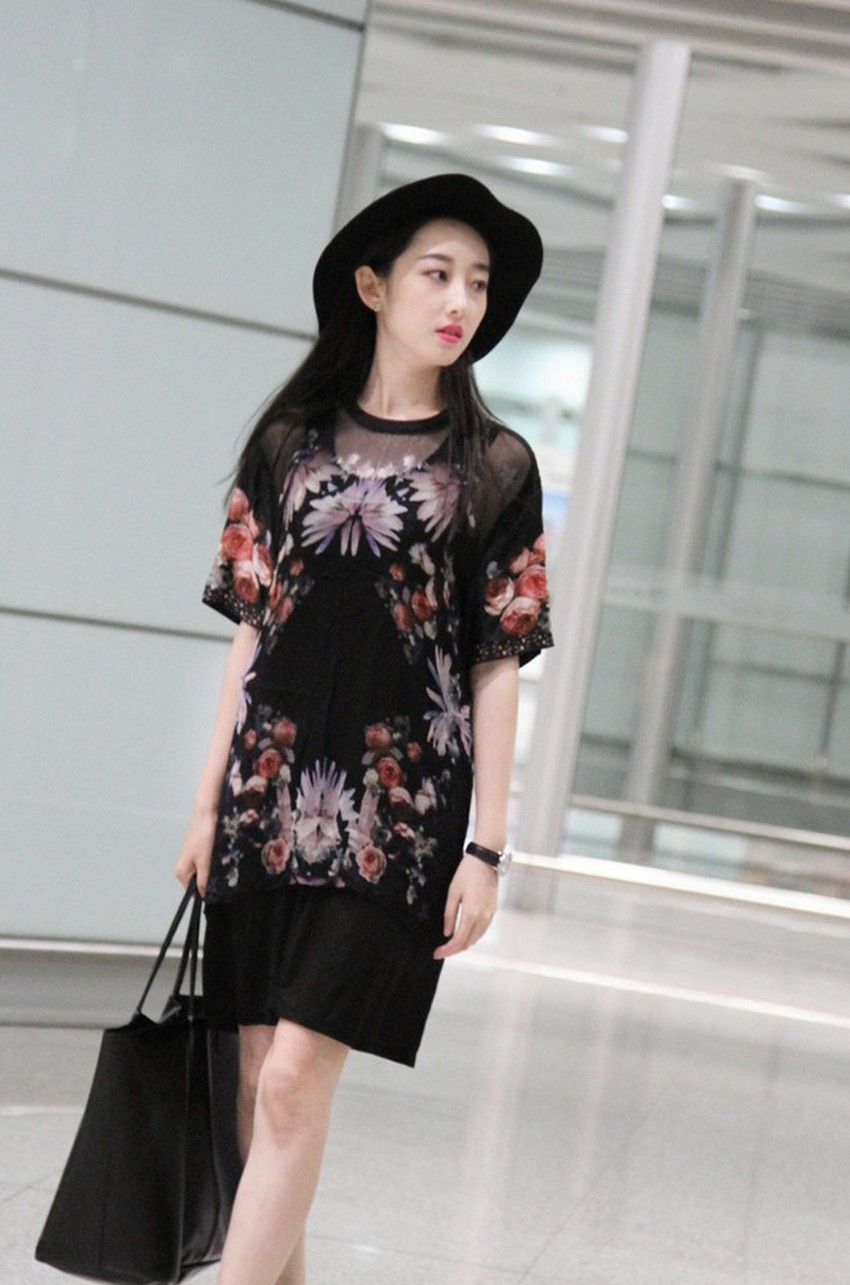 蒋梦婕轻倚墙面，繁复花朵与简洁背景碰撞出高级时尚感