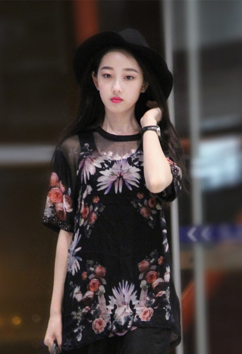 蒋梦婕漫步于光影交错间，裙摆轻拂演绎都市中的漫步花径