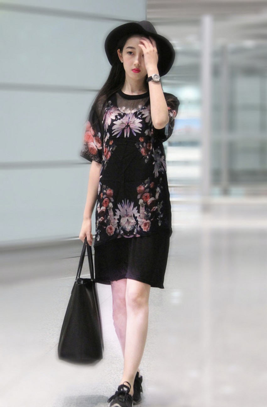 蒋梦婕展现慵懒惬意姿态，与花卉元素共构一幅现代时尚画作