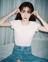 赵樱子慵懒倚靠床头眼神温柔，简约穿搭衬托出恬静居家氛围