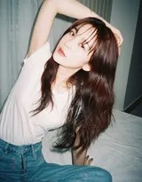 赵樱子怀抱枕头绽放甜美笑容，阳光洒落发梢洋溢少女气息