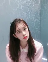 赵樱子放松躺卧散发慵懒魅力，简约服饰与私房场景完美融合