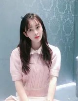 赵樱子凝视镜头眼神清澈，居家环境中展现自然不雕琢的美