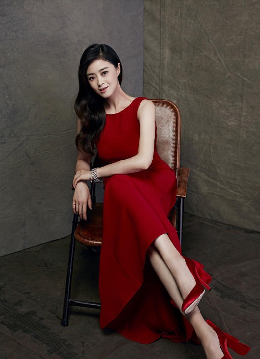 蒋欣身着黑色礼服漫步于秋日庭院，神秘性感中透着一丝忧郁的文艺气质