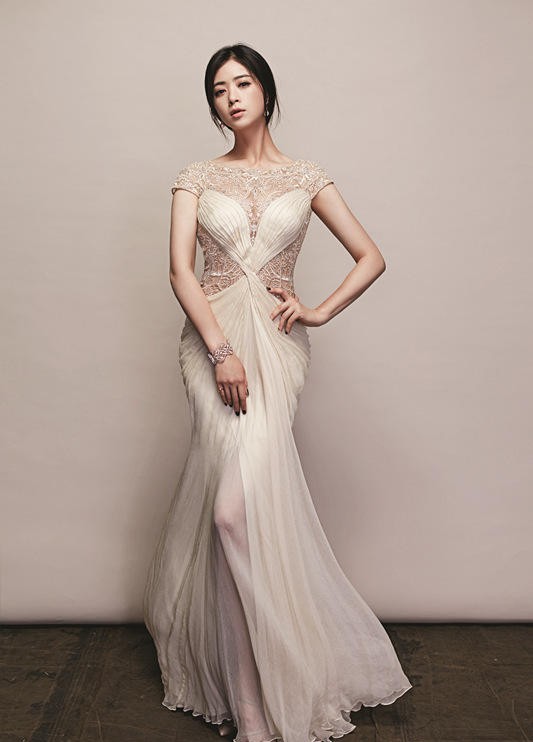 蒋欣一袭飘逸长裙立于风中，姿态潇洒，眼神坚定，尽显独立女性的大气与力量