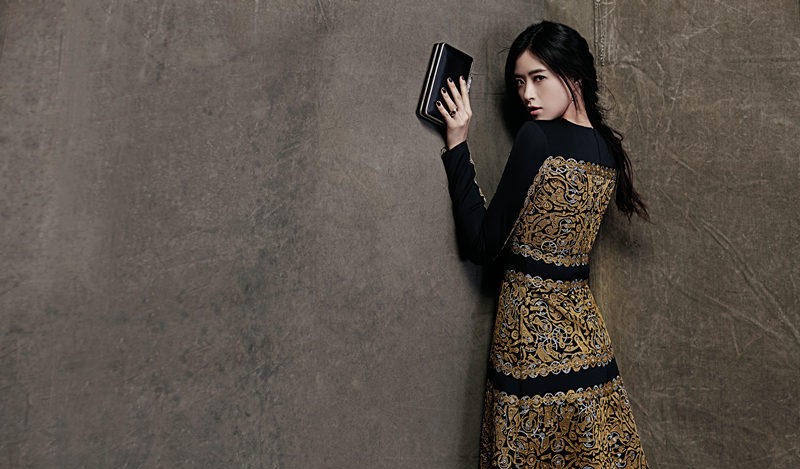 蒋欣以复古卷发造型出镜，身着典雅长裙，手执鲜花，演绎浪漫复古的秋日情怀