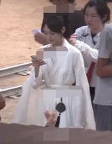 回眸瞬间天地静默 白衣胜雪仿佛凝聚了月华与清露的所有光华