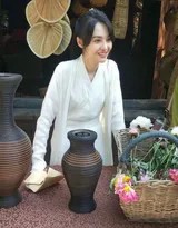 郑爽一袭素白纱衣立于竹影间 清风拂袖似谪仙临凡