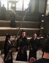 侧身凝眸似含无尽故事 腰间丝绦随风轻扬勾勒婉约身姿