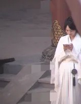 执伞徐行于幽径 裙裾扫过青苔石阶仿佛步步生莲