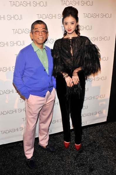 蒋欣身穿优雅印花长裙侧身而立，裙摆飘逸，回眸间尽显温婉浪漫的东方女性魅力