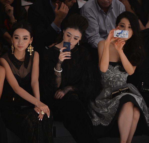 蒋欣身着红色修身连衣裙漫步于纽约街头，简约造型衬托出其精致面容与自信姿态