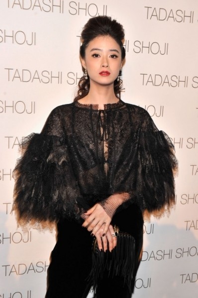 蒋欣与设计师等友人并肩而立，笑容亲切，展现出时尚场合中难得的轻松与亲和力