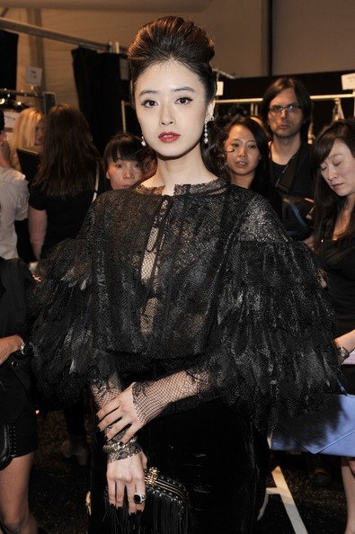 蒋欣近距离面对镜头，肌肤光泽细腻，一抹红唇点亮整体妆容，诠释低调的奢华