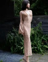 身着砖红色紧身长裙的御姐漫步于林间小道，回眸瞬间眼神深邃，短发的利落与裙摆的摇曳形成动与静的对比，仿佛故事女主角