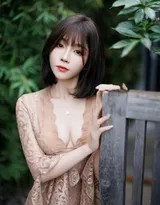 暖色调滤镜中，御姐轻倚复古机车，短发被风吹得有些凌乱，红色紧身短裙与冷峻机车搭配，演绎刚柔并济的酷飒风情