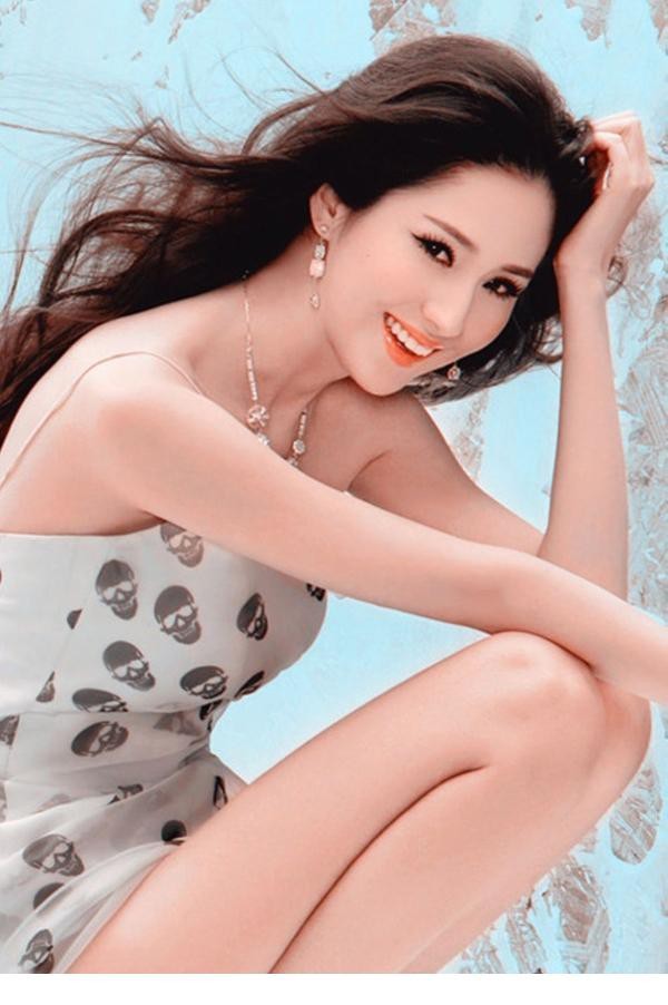 蓝燕近距离凝视镜头，眼神深邃充满故事感，极具视觉冲击力