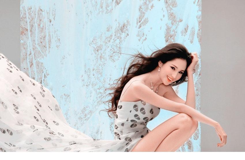 蓝燕以优雅姿态倚靠，光影勾勒出柔和面部轮廓与宁静氛围