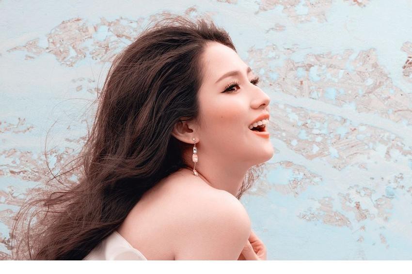 蓝燕展现复古优雅造型，红唇与神态凸显经典韵味