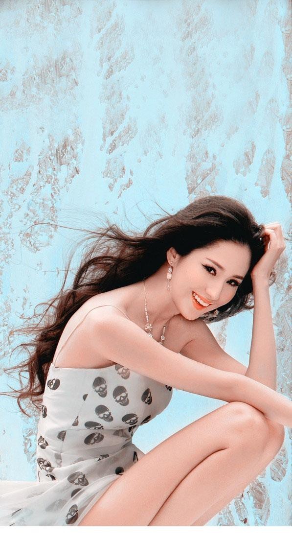 蓝燕放松倚靠沙发，姿态自然流露居家般的温暖与亲切