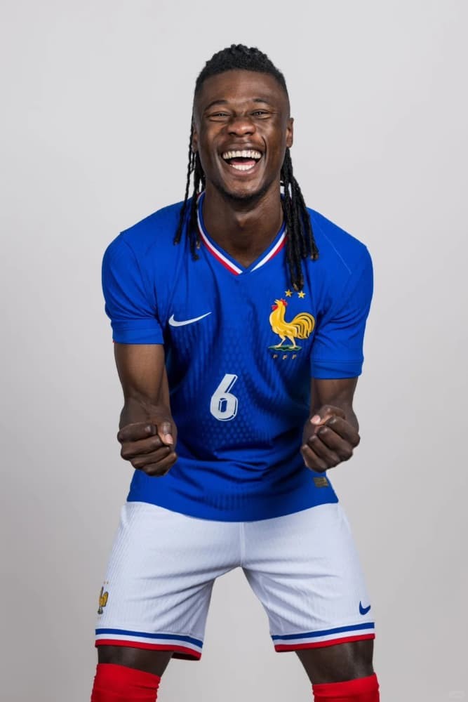 英格兰队核心边锋萨卡犀利突破防守，1.4亿欧元的身价是对他进攻能力的市场认可