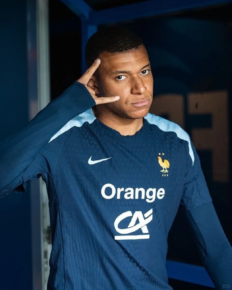 法国队头号球星姆巴佩带球突破，他1.8亿欧元的身价与贝林厄姆并列世界第一