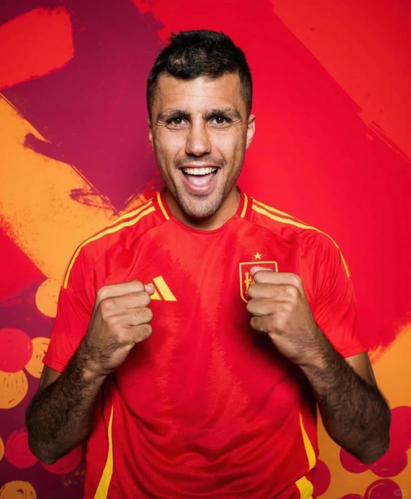 英格兰队铁腰德克兰·赖斯在中场进行拦截，1.2亿欧元的身价是对其顶级防守型中场地位的肯定