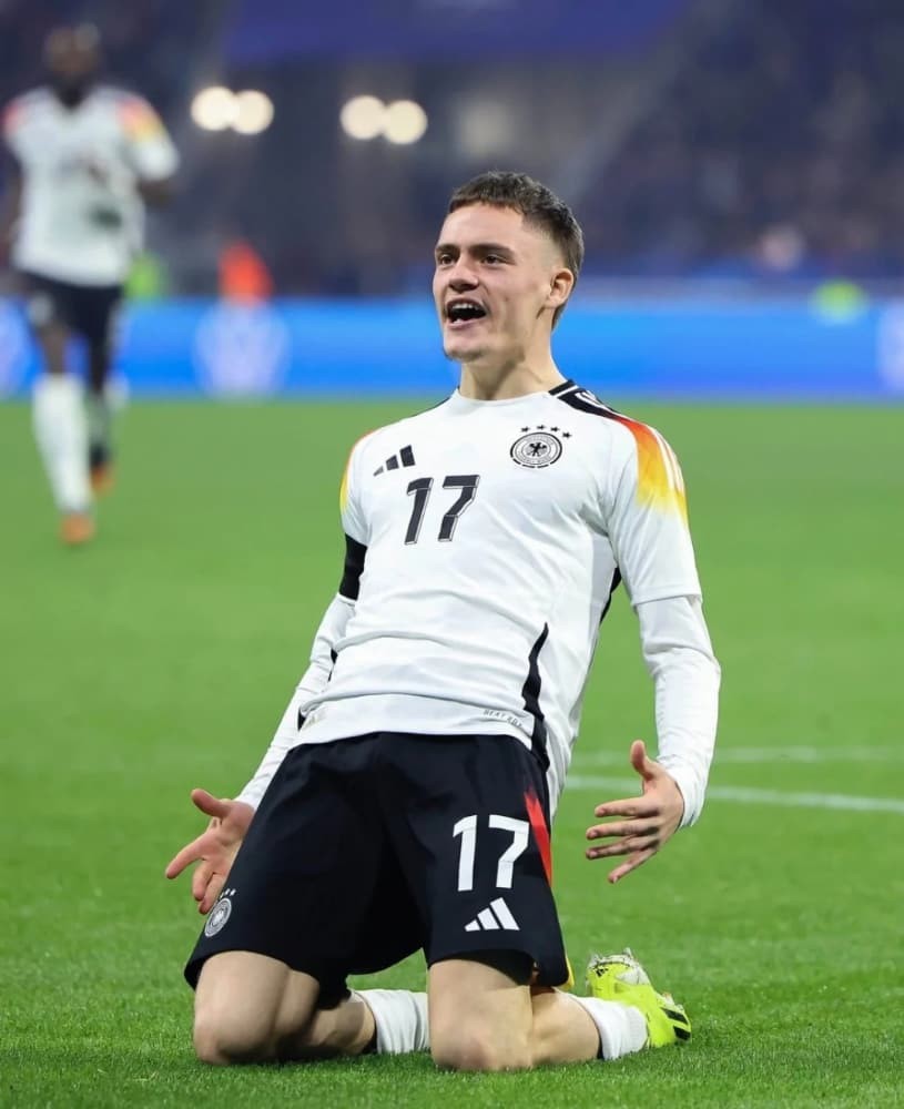 德国队进攻魔术师穆西亚拉轻盈盘带，1.2亿欧元的身价背后是他华丽的脚下技术和创造力