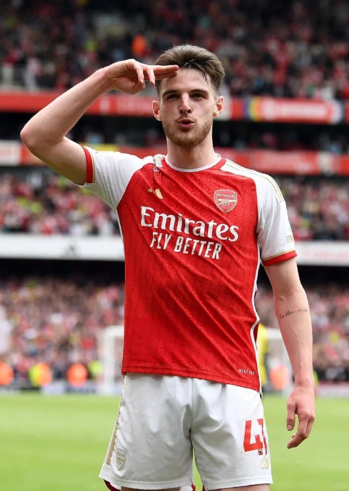 西班牙队冠军基石罗德里在比赛中掌控节奏，1.2亿欧元的身价与其赛事最佳球员的称号交相辉映