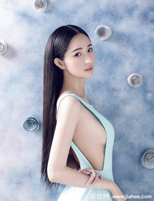 蓝燕侧身凝望冰蓝礼裙勾勒柔美曲线