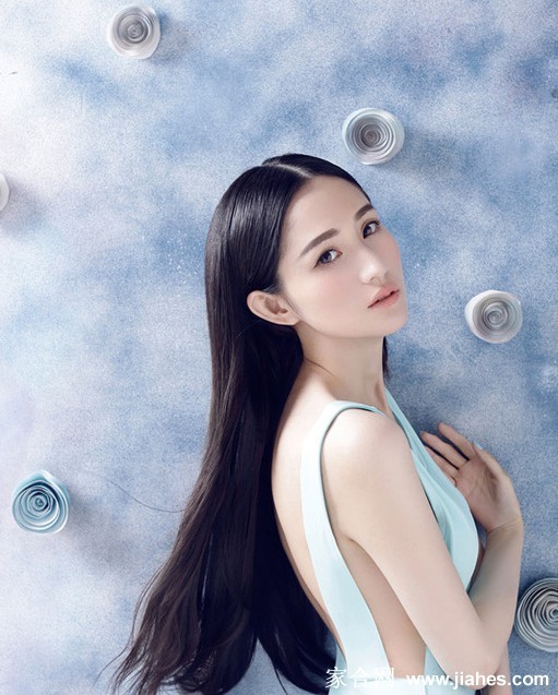 丝绸裙摆流淌如水蓝燕伫立如诗如画