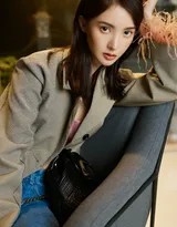 特写镜头捕捉金晨的侧颜与肩颈，光影分割画面，凸显其精致的下颌线与锁骨，氛围充满故事感与艺术质感。