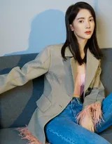 金晨身着简约内衣侧身凝视，暖色调光影勾勒出其清晰优美的背部与手臂线条，散发出静谧而强大的力量感。