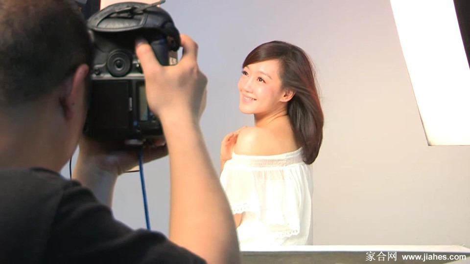 薛佳凝身着暖色毛衣回眸微笑，笑容甜美治愈，宛若冬日暖阳般温暖人心