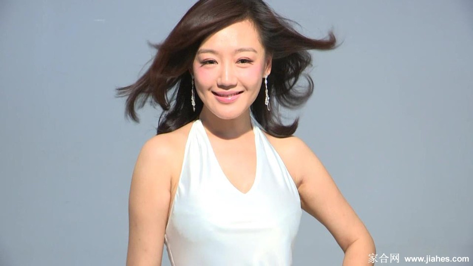 薛佳凝闭目感受微风轻抚发丝，神态安详柔和，仿佛与周遭静谧环境融为一体