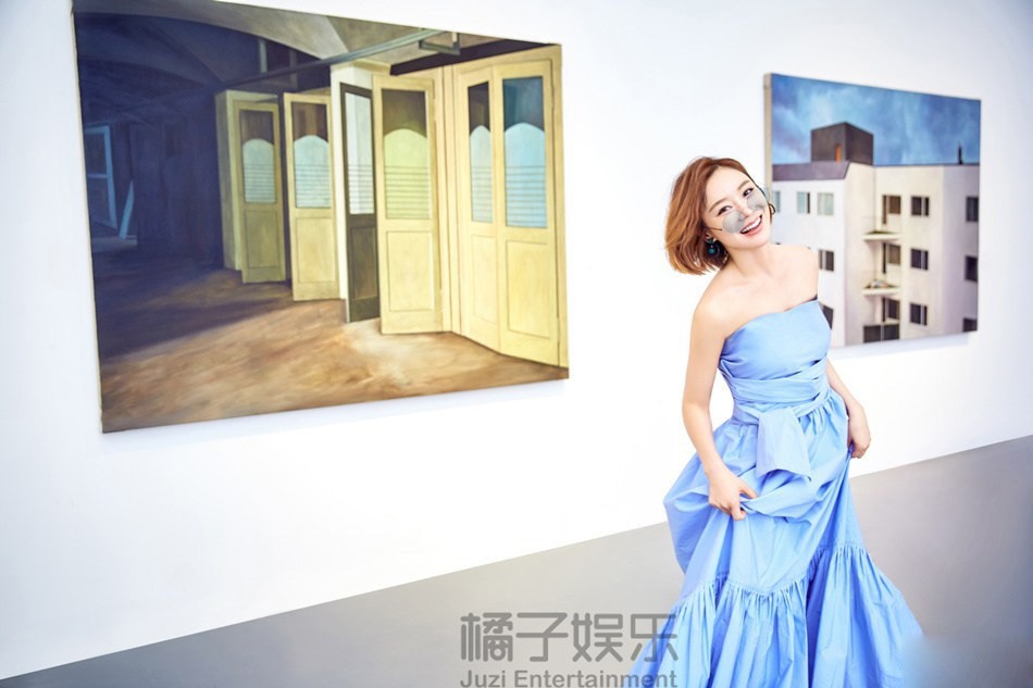 袁姗姗轻倚廊柱，天蓝礼服与古典环境交融，优雅气质浑然天成