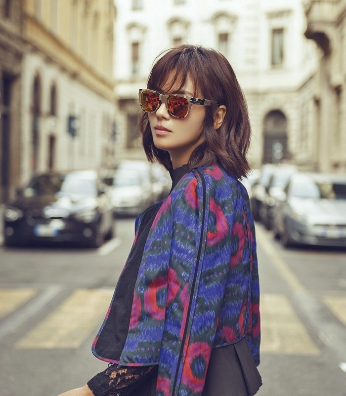 刘涛手提黑色经典款包包，行走间衣袂飘动尽显都市洒脱风范