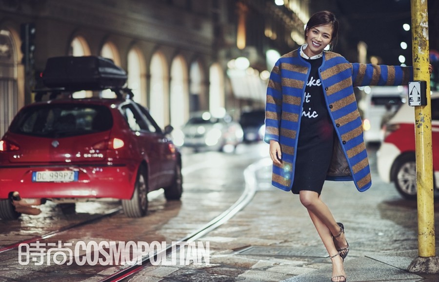 刘涛墨镜遮面手提包款，立于古典门前散发低调强大气场