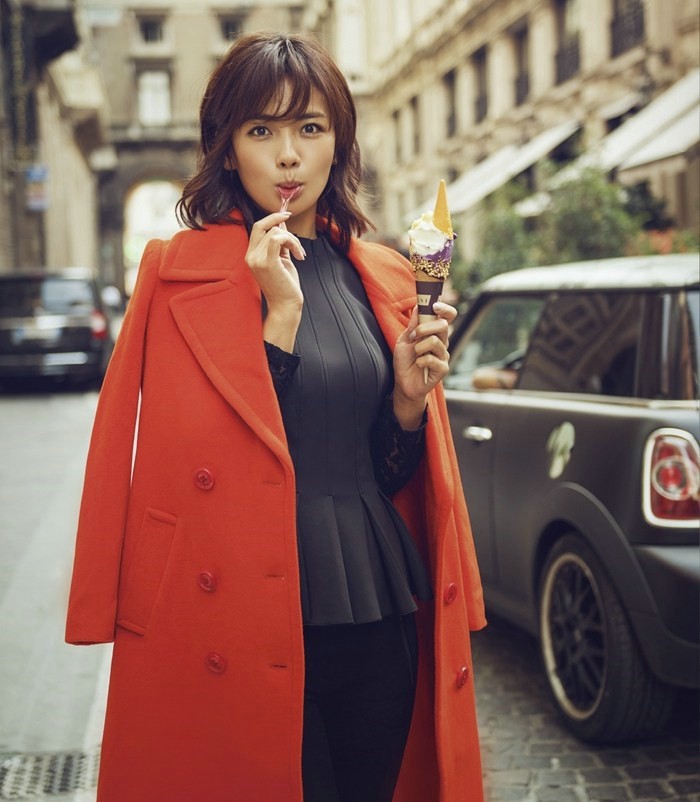 刘涛侧身回眸眼神深邃，黑色内搭与建筑阴影交织出神秘氛围