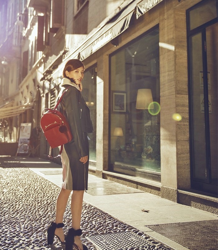 刘涛驻足街头淡然直视镜头，米色大衣与暖阳营造出静谧时光