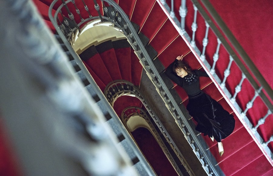 刘涛漫步于米兰拱廊下，光影交错中留下从容而优雅的背影