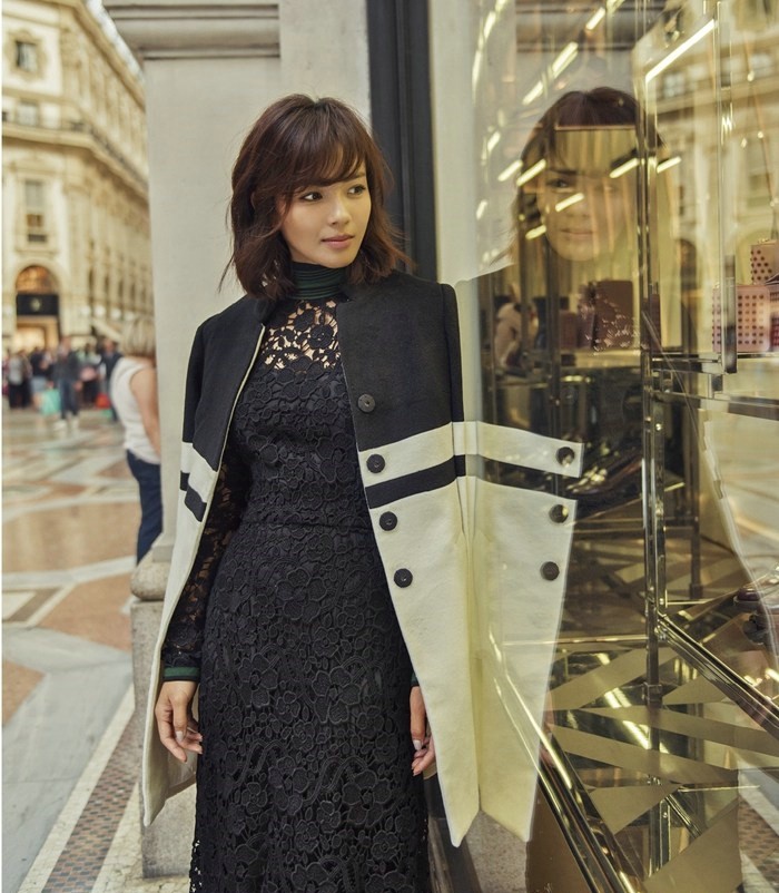 刘涛身穿长款大衣站立于米兰老街，简约穿搭凸显高雅气质