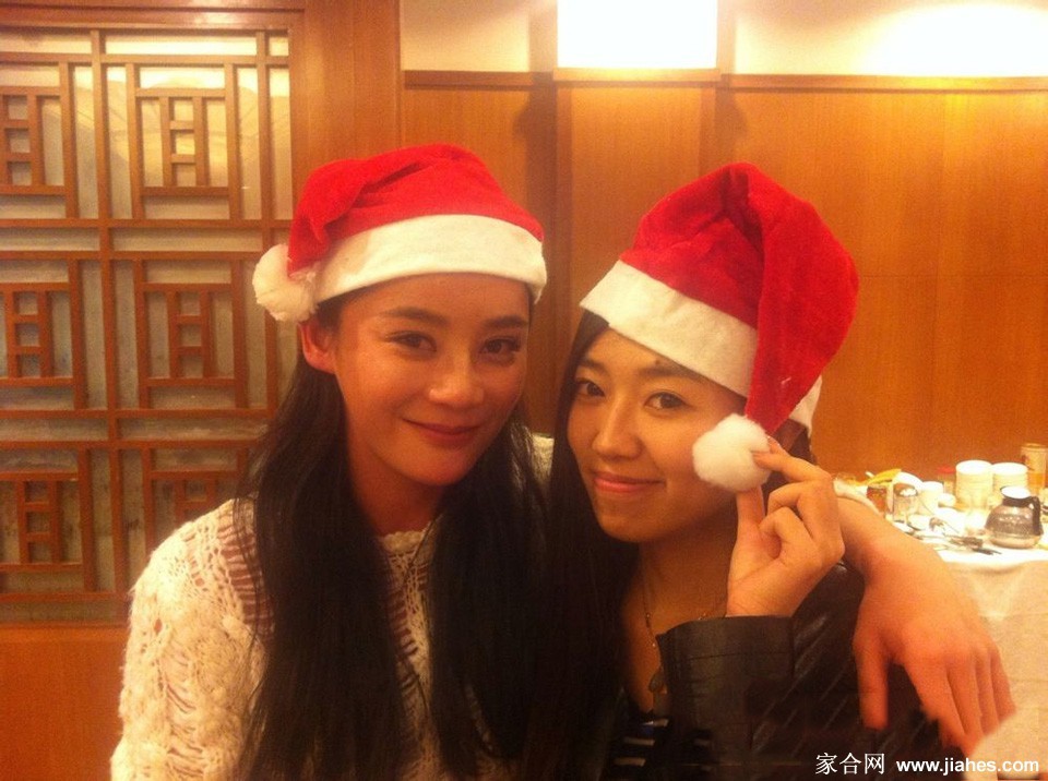 手持书籍专注阅读侧影静谧如诗如画