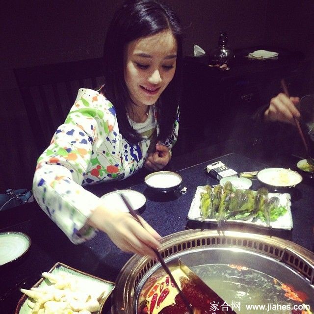 窗边回眸发梢染金温柔笑意暖人心扉