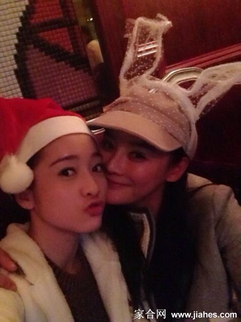 光影间托腮凝思散发恬静文艺气息