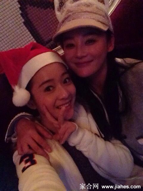 慵懒倚靠沙发发丝轻拂尽显随性自在