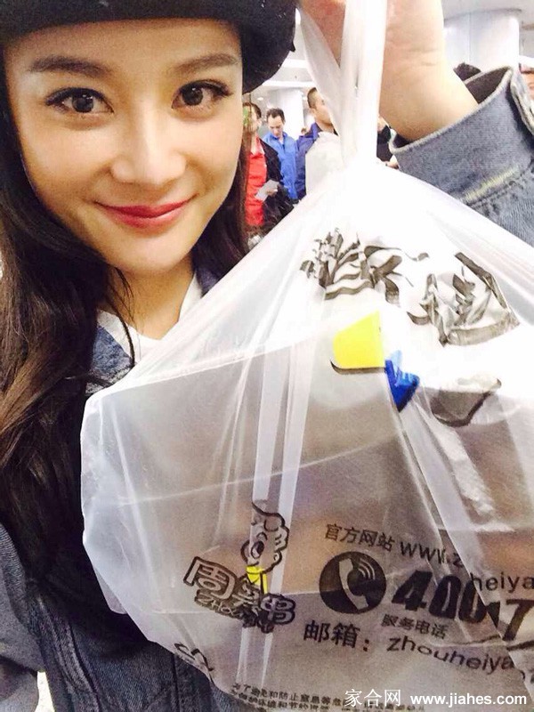 俯身轻嗅花香瞬间定格甜美少女感