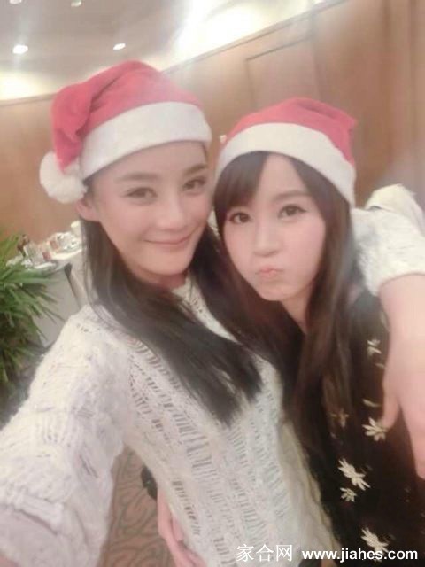 倚坐窗台眼神澄澈仿佛藏有整个夏天