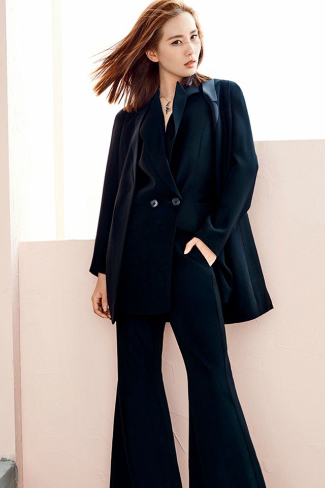 刘诗诗以湿发造型置身于独特场景，光影勾勒其立体五官与从容姿态，画面充满故事感